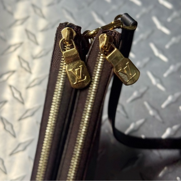 Louis Vuitton Reverse Monogram Giant Double Zip Pochette - Picture 9 of 10